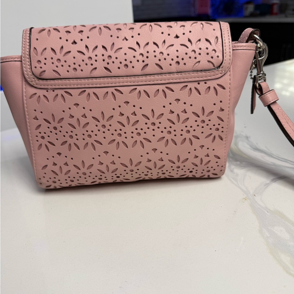Coach pink Taylor eyelet clutch EUC - Picture 2 of 9